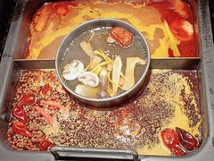 -老牌坊云南鱼豆花火锅(哈西万达店)