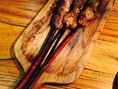 红柳羊肉串-阿里家·新疆烤肉酒場 by MIG