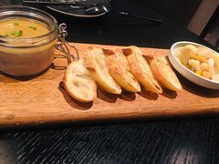 鸭肝慕斯/ 自制腌菜/ 烤法棍-wineapp葡萄酒餐吧(外滩金融中心店)
