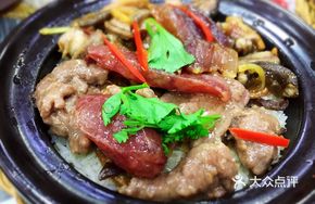 Three-Ingredient Clay Pot Rice with Preserved Meat, Beef and Eel