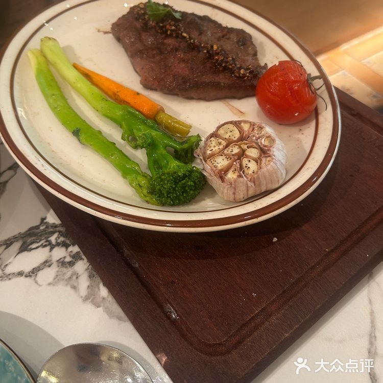 牛排配佳肴