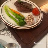 牛排配佳肴