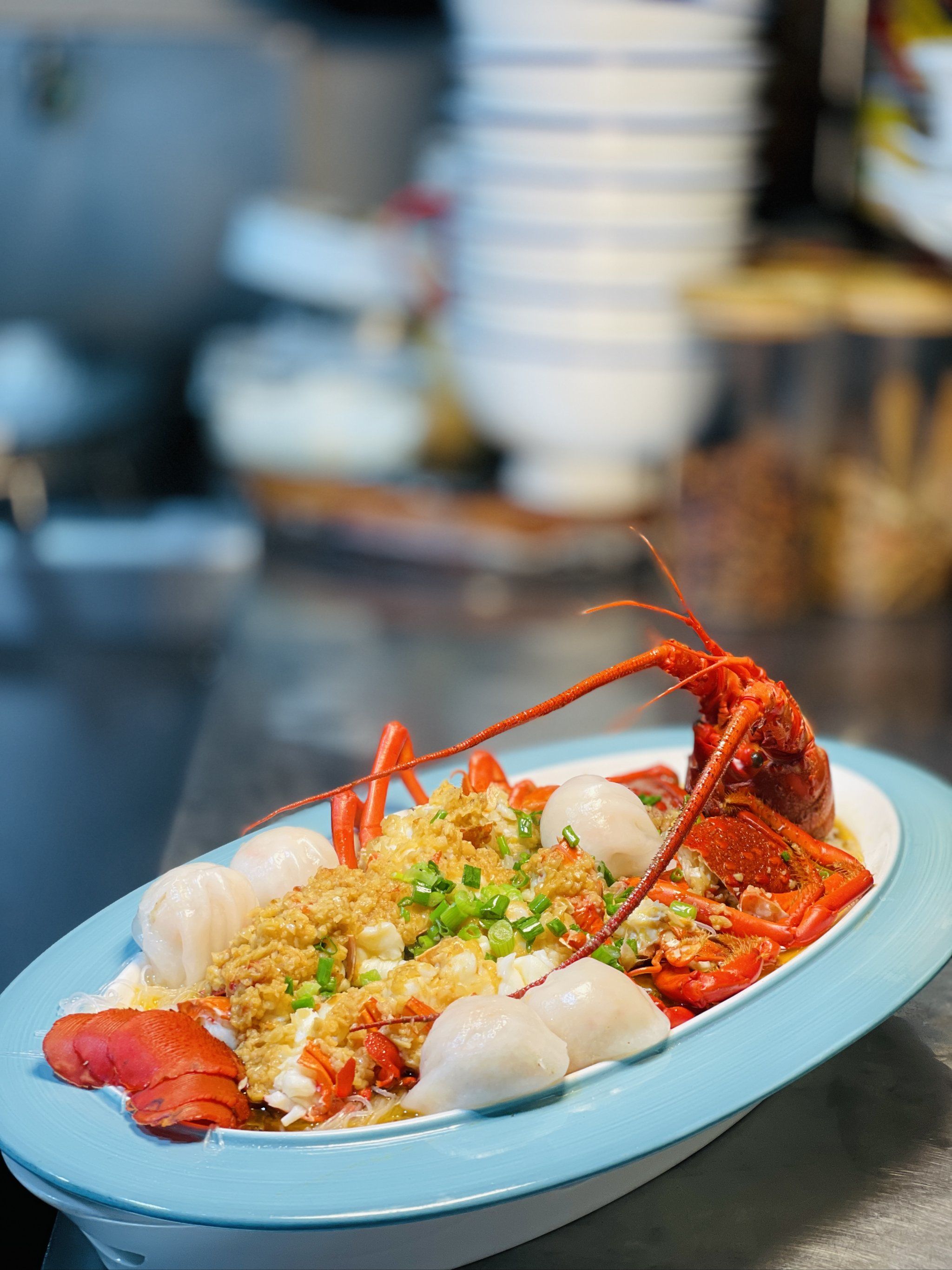 澳龙蒸蒜蓉粉丝是一道色香味俱佳的海鲜佳肴