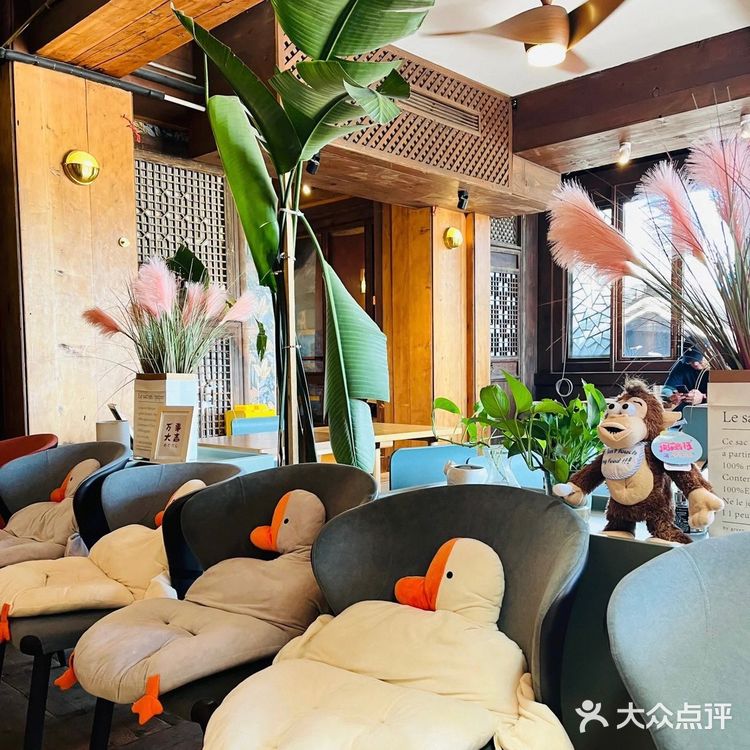 北平的秋天🍁，藏在这家绝美屋顶露台咖啡店☕️｜糖房咖啡