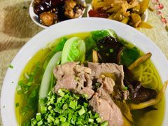 酸菜肉丝米线-越洋肖氏老米线(杨家坪店)