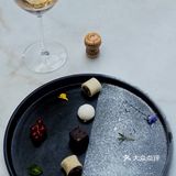 当桃红香槟遇上鱼子酱烤鸭