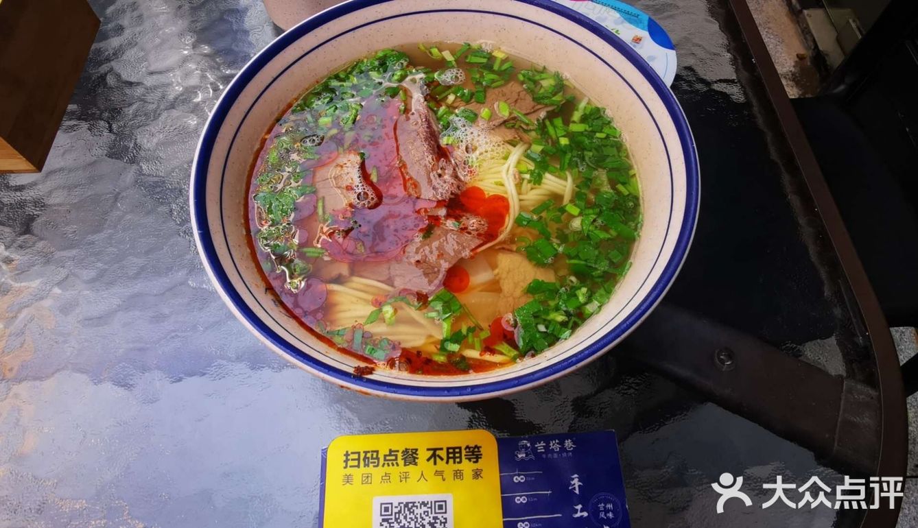 是手工面好吃，不是机器压制。一清二白三红