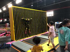 -嘿哟动霸CHUA·新潮玩运动娱乐中心·蹦床滑冰团建乐园