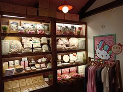 面包甜点陈列柜-红樱花食品公司Hello Kitty台湾伴手礼专卖店(淡水店)