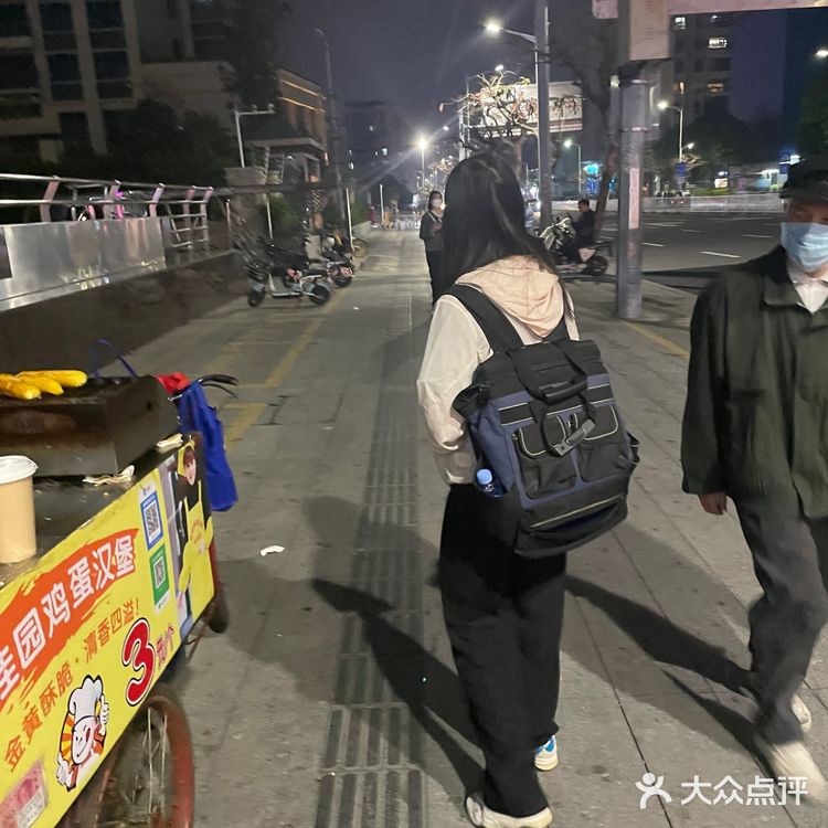 超级nice的老板做的最好吃的鸡蛋汉堡