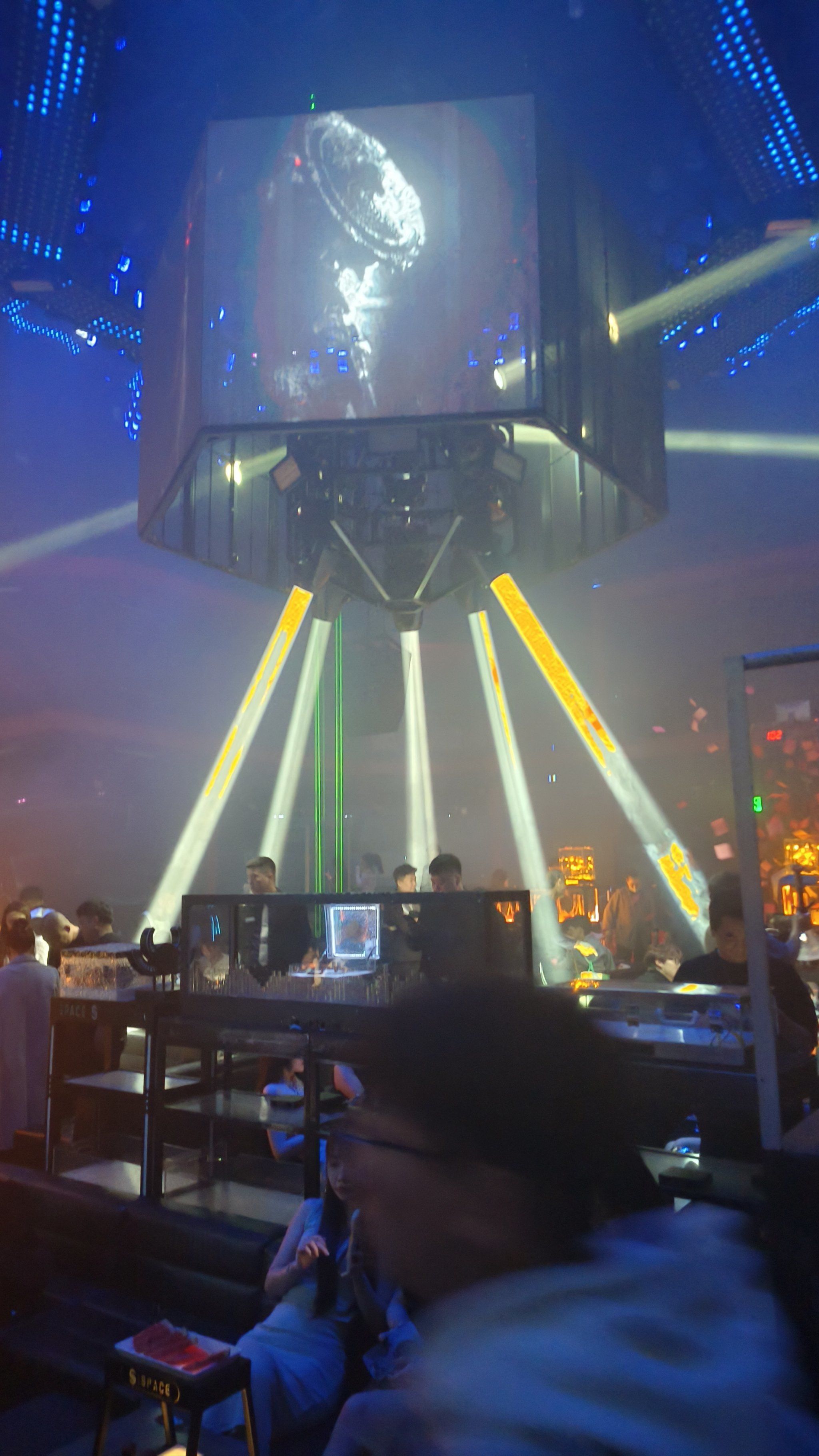 **高端夜店探店笔记:璀璨星空下的极致体验*