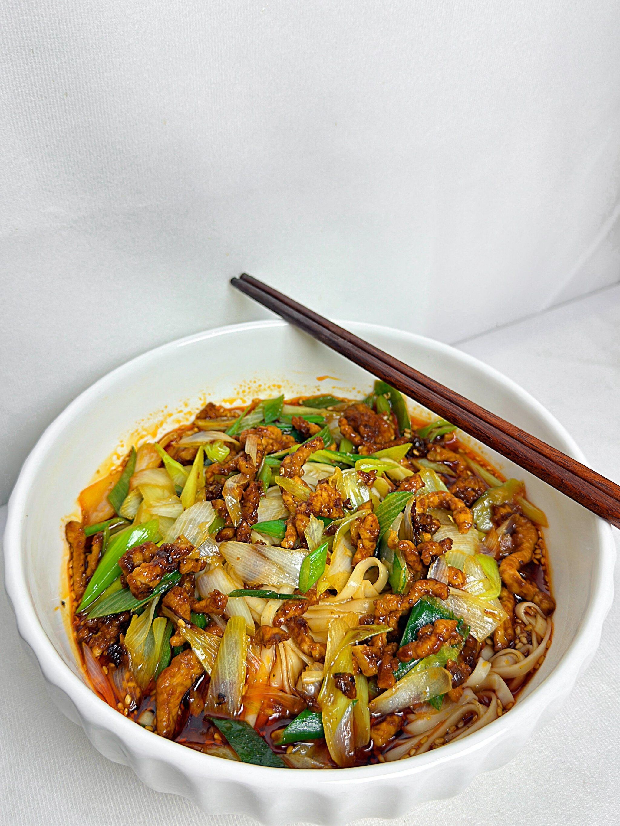 在家做饭🍳葱爆肉丝面