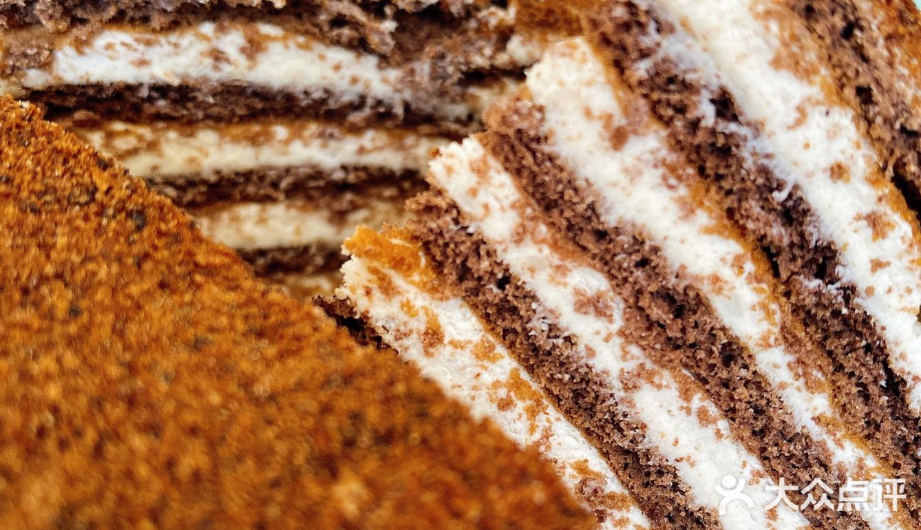 糕体硬质的，也比较适合 运输，有可可和奶油味儿两种