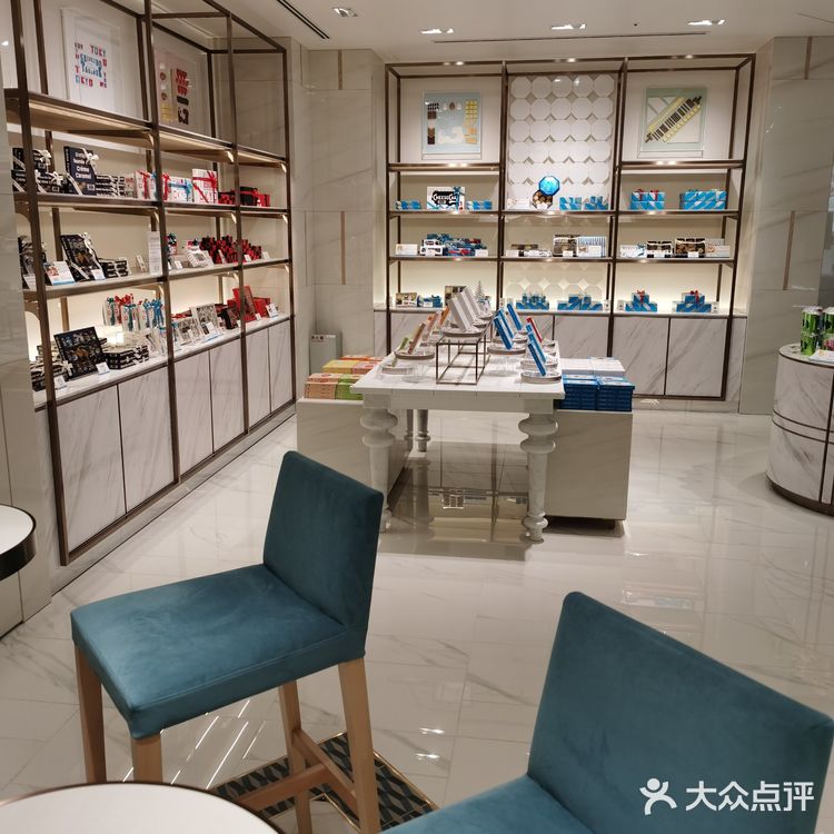 本来想去吃资生堂的下午茶，但是满员 在三越的免税店层