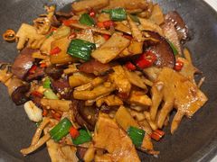 -阿瓦山寨·湘菜现炒·剁椒鱼头王(咸阳总店)