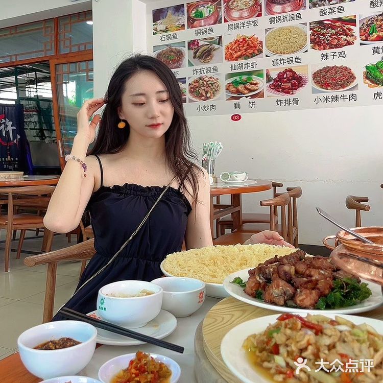 抚仙湖海边吃鱼👉