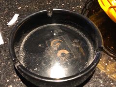 满是烟的烟灰缸和屋子-嗨度KTV(万达店)