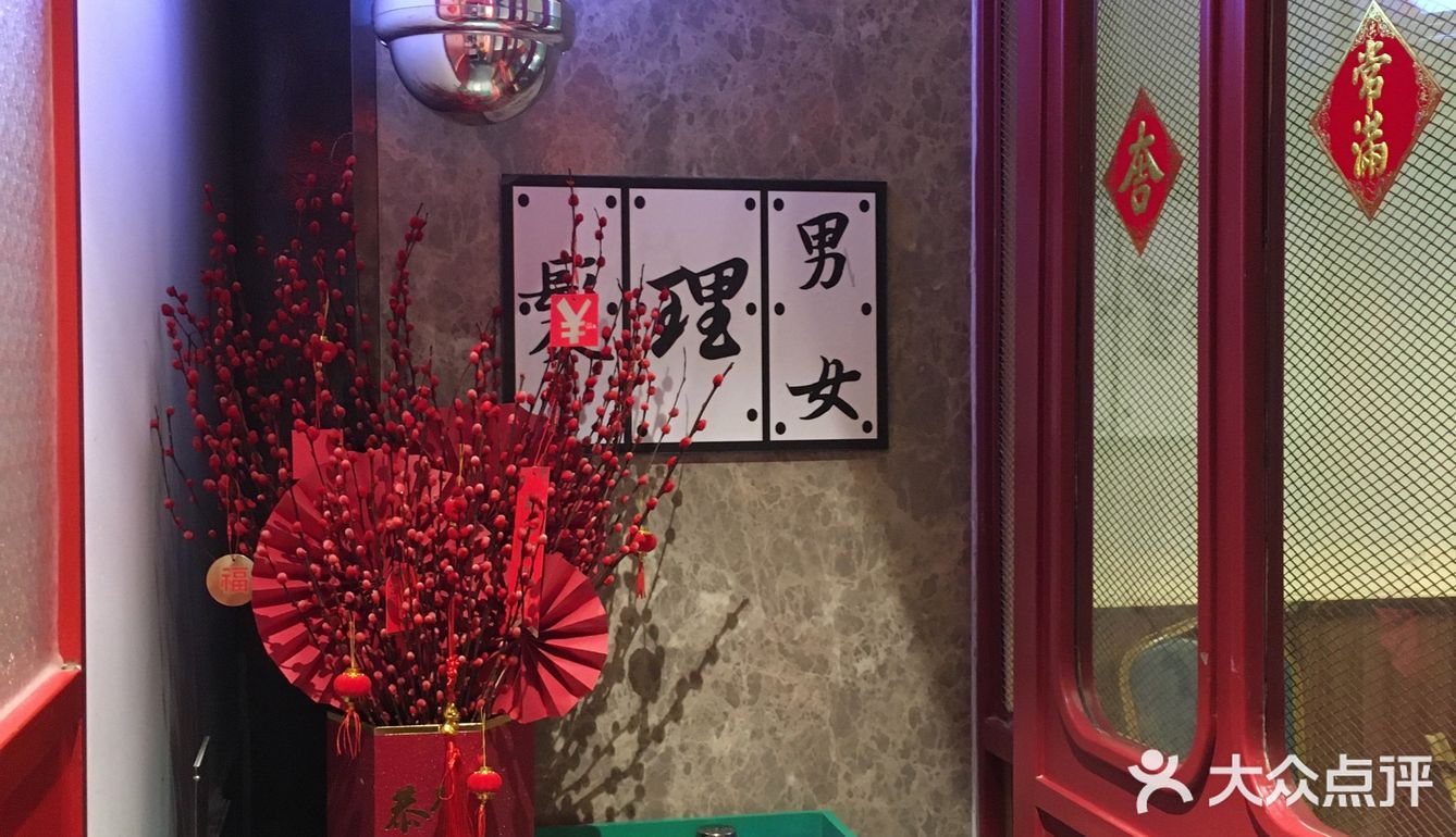 真的很会烧，略蜜汁又不蜜汁的，肥瘦相间，焦脆可口