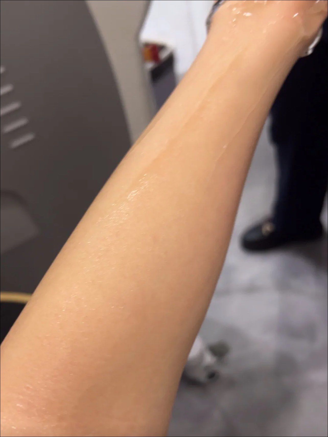 光滑的手臂瞬间白了几个度😌