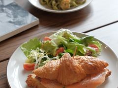 牛油果烟熏三文鱼牛角包-LIN COFFEE CO(龙珠达店)