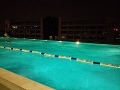 晚上的游泳池-广州天河希尔顿酒店