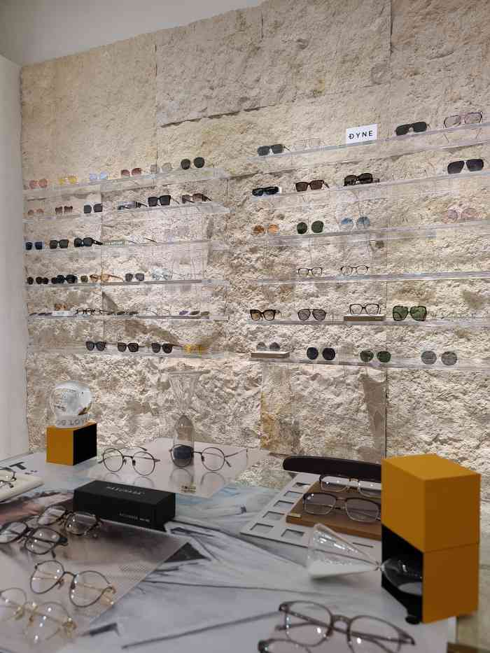 打分 值得推荐的眼镜店,交通方便,环境优雅,服务非常好.