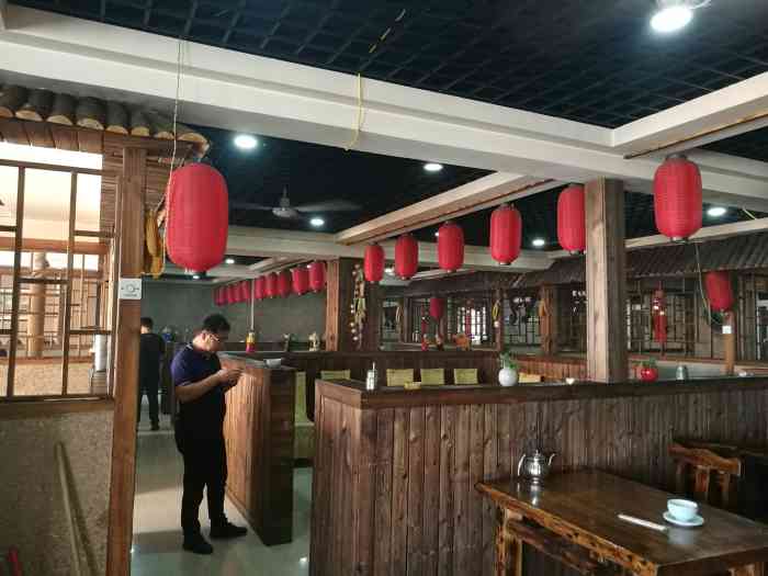 老谭头铁锅炖饭店-"鸡肉锅,量很足,3个成人1个孩子,够吃.