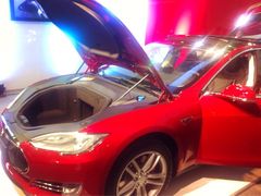 特斯拉电动汽车-东浩兰生上海世博展览馆