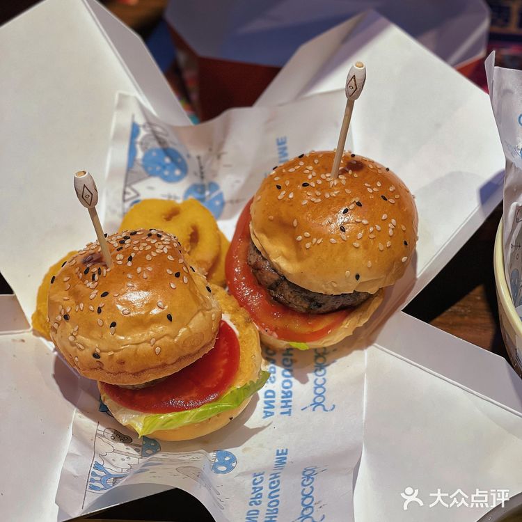 这家餐厅有点酷炫，还能看电影👀