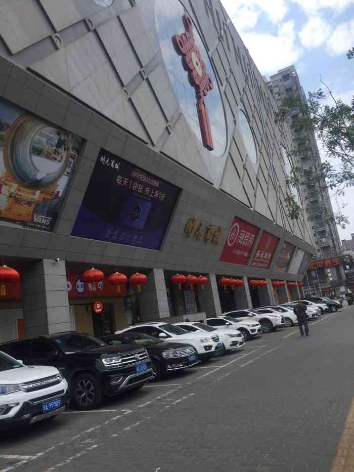 着2021年4月4日打分对面的素食馆可以看到开元商城西稍门店正门的全貌