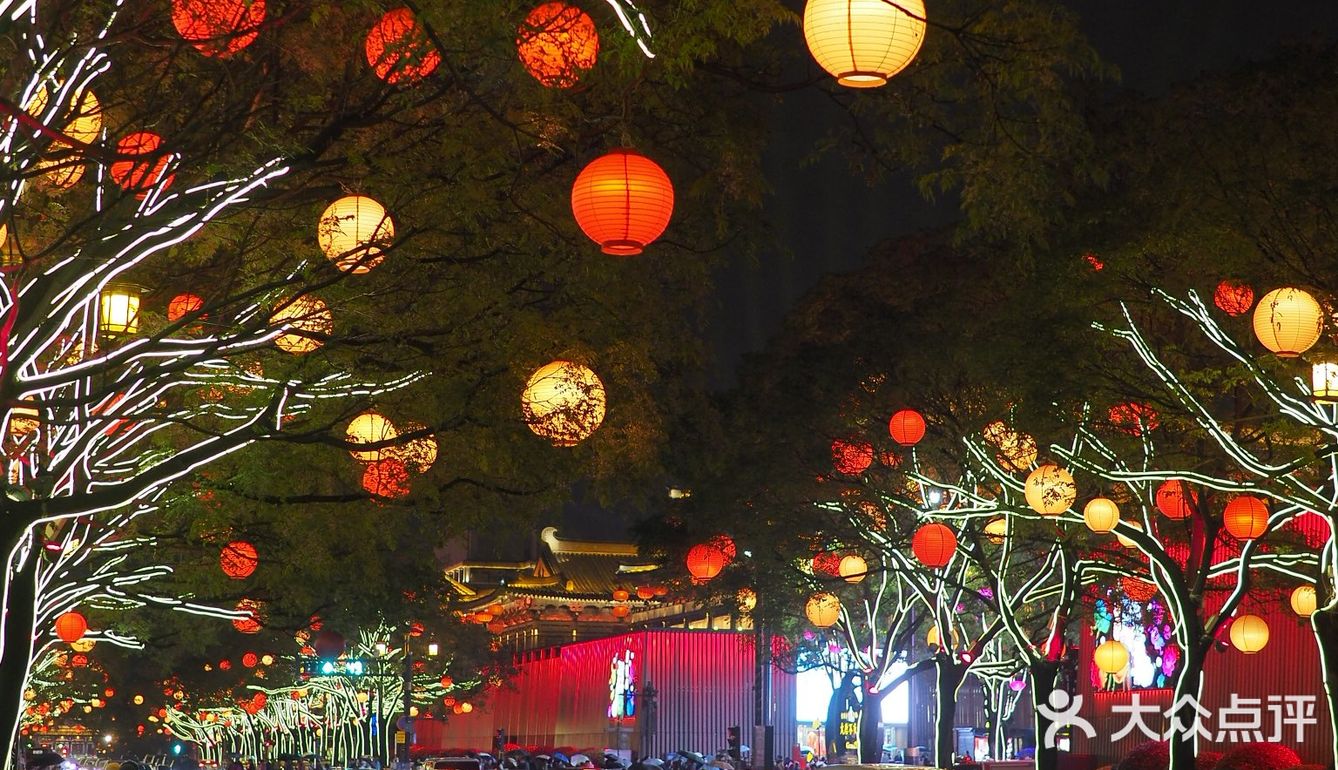 一边吃饭一边欣赏舞蹈，不香吗[胜利]