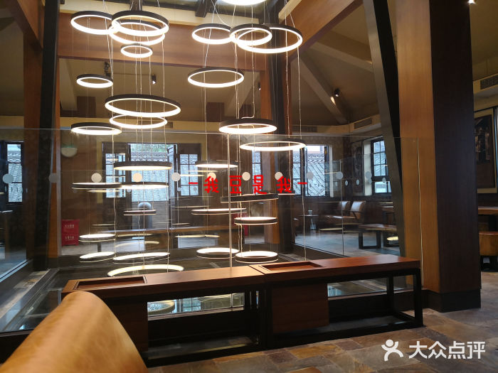 星巴克臻选(成都宽窄巷子店)大堂图片