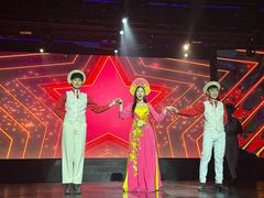 -金东尼人妖秀