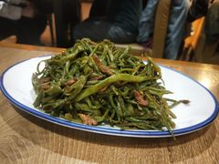 鲜豆角丝炒肉-姥姥家春饼店(佳亿时尚广场店)
