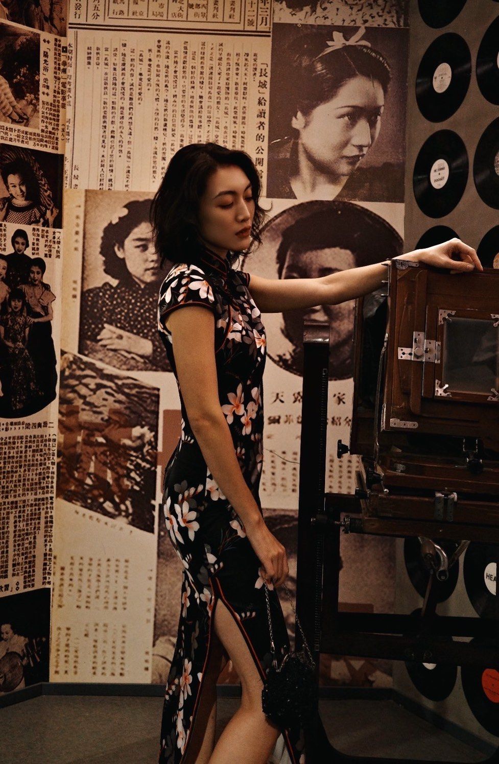 尺码也很全
还有包包 高跟鞋之类的配饰
场景里面有很多民国时代