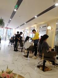 点击看大图 大厅-3AM HAIR SALON染发接发