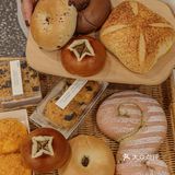 现在三店开到航洋后面凤翔路上啦，面包都是每天新鲜出炉滴