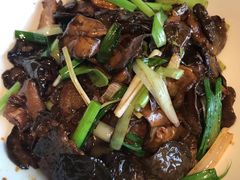青蒜炒崂山菇-山东宾馆·齐鲁苑餐厅