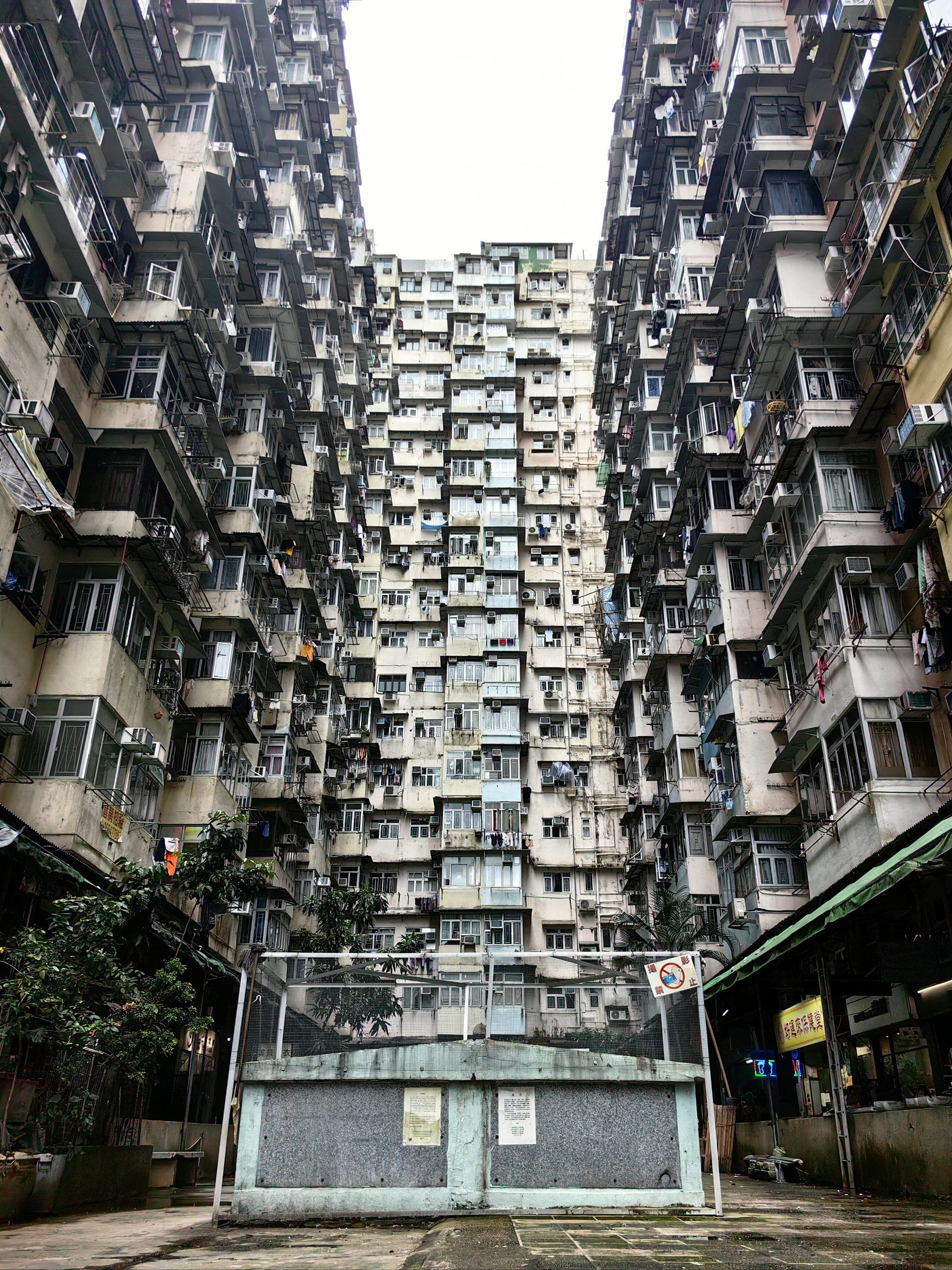 在怪兽大楼看到奇幻的香港建筑