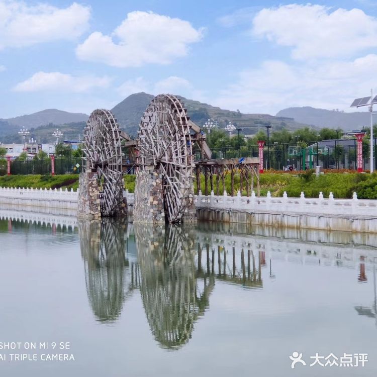 可是远远就看到湖水和其他湖水没什么两样