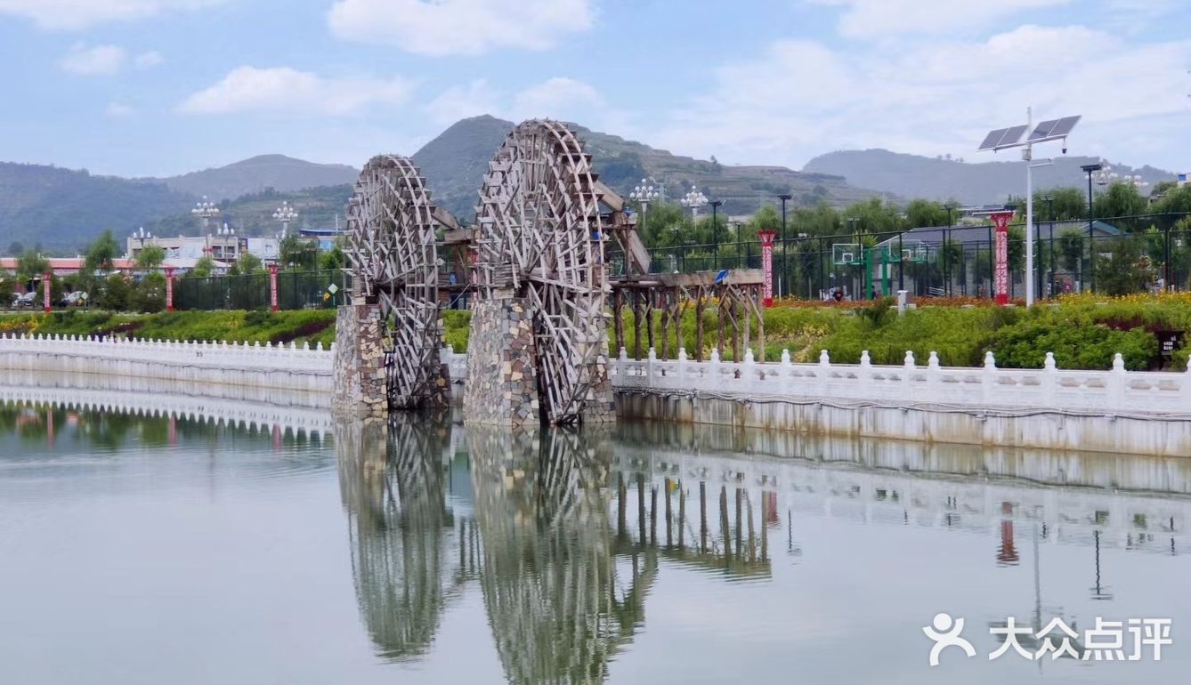 可是远远就看到湖水和其他湖水没什么两样