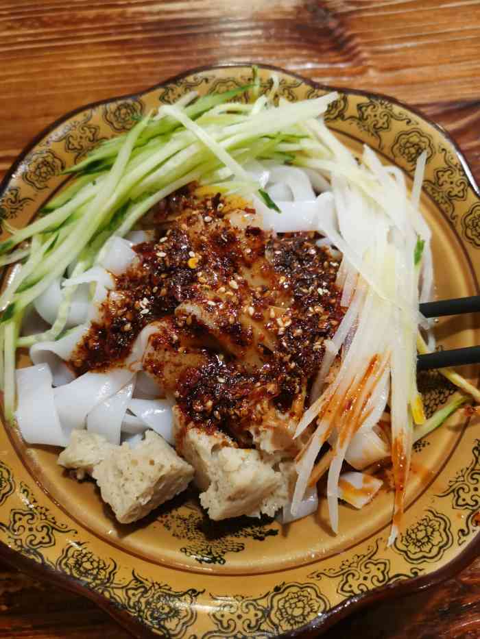 陕甘宁手擀面(中心花园店)-"店的位置就在中心花园小区门口,公交车站