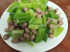 芹菜花生米-宝瑞门钉肉饼店