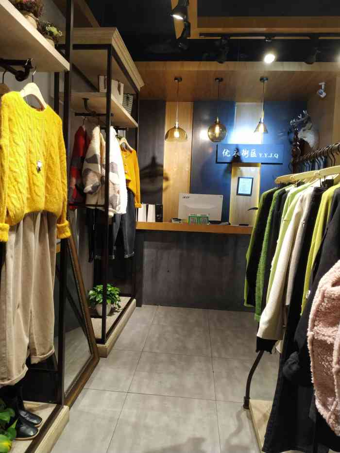 优衣街区(解放南路)-"优衣街区位于解放南路,鲁迅路口公交站旁边.