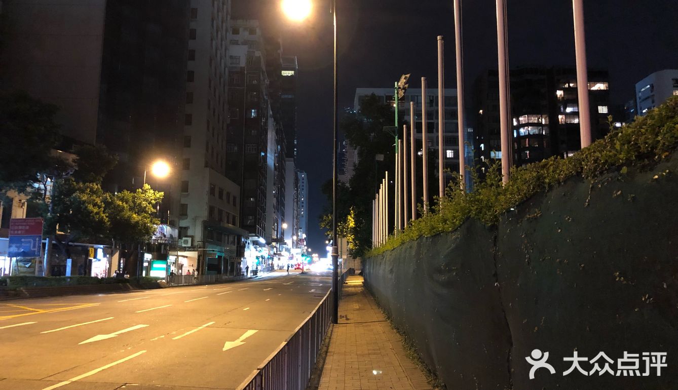 夜晚这里也是特别安静，在这里跑跑步或者走走