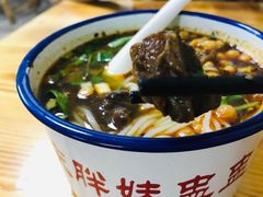 特色红烧牛肉米线-胖胖板凳面