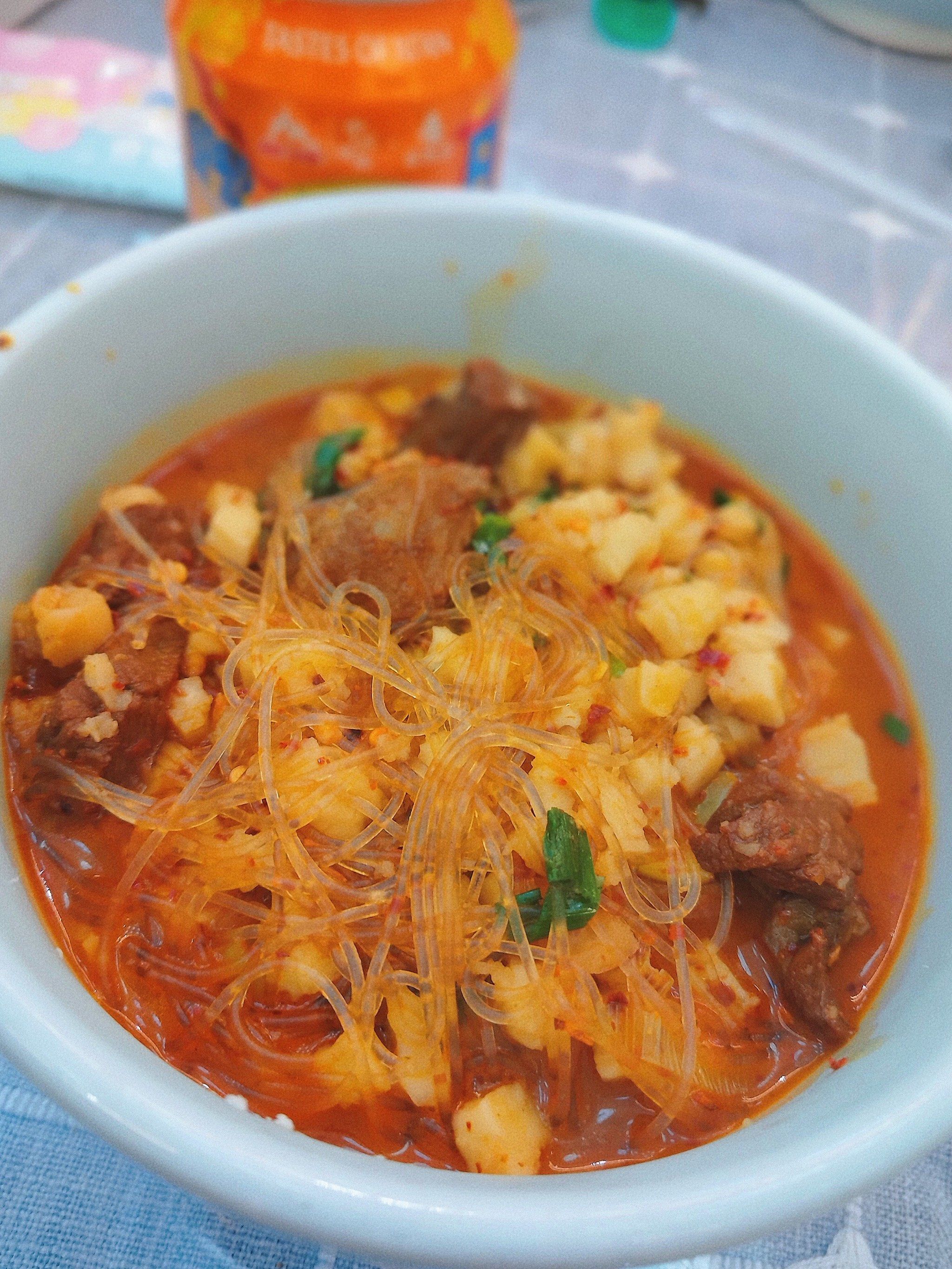 酸辣爽口,牛肉块超大,肉肉也超多,加了西红柿的泡馍,味道真的是太香了