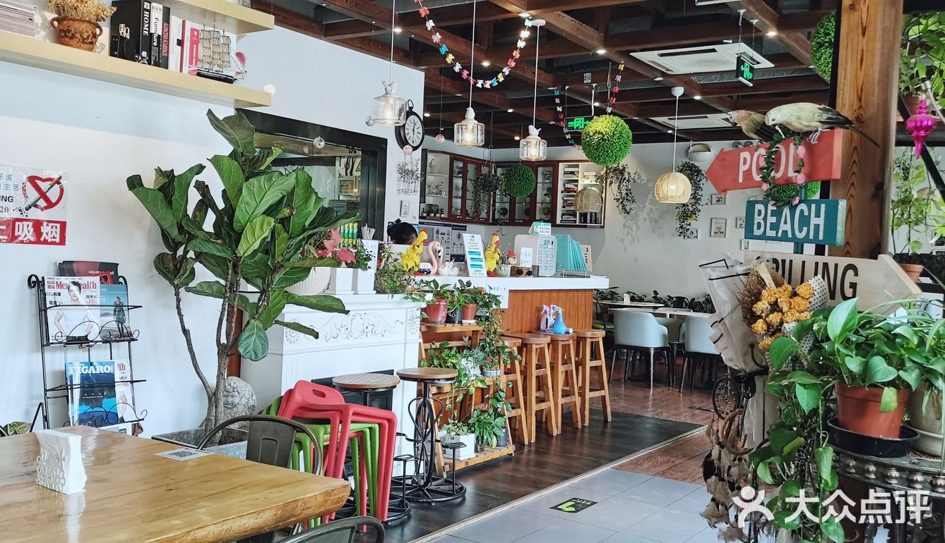 798的店都有共同的特点环境特别好，店在马路边上