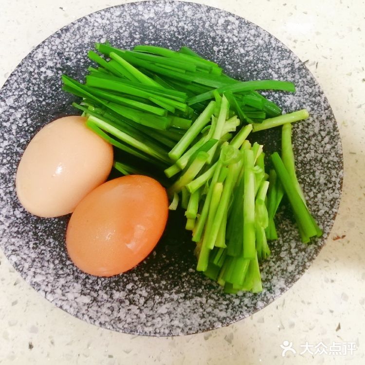 颜色靓丽的家常韭菜炒鸡蛋