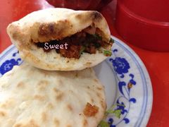 牛肉夹饼-代四孃牛华豆腐脑美味小食(总店)